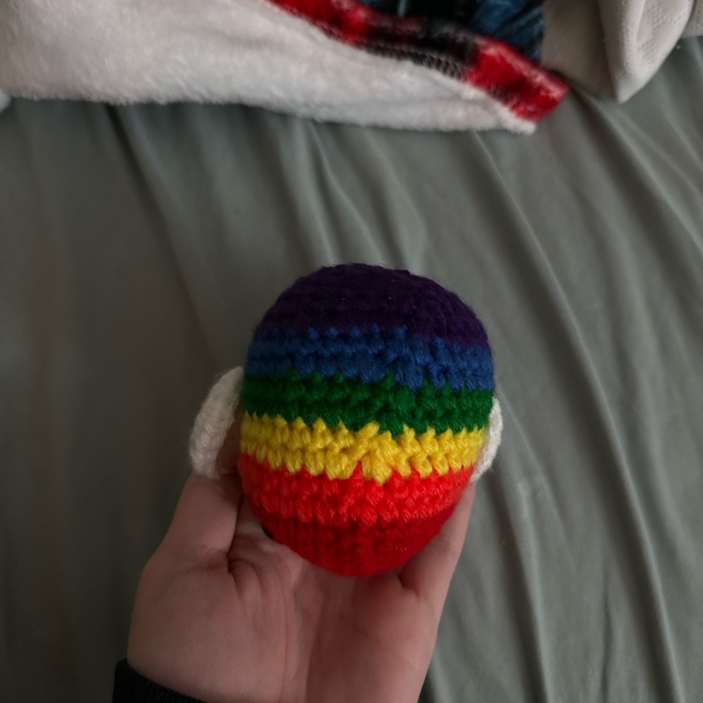 crochet rainbow bee - Picture 5 of 5